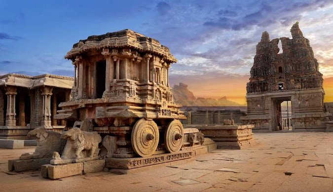 Hampi — ancient temples and boulder landscape